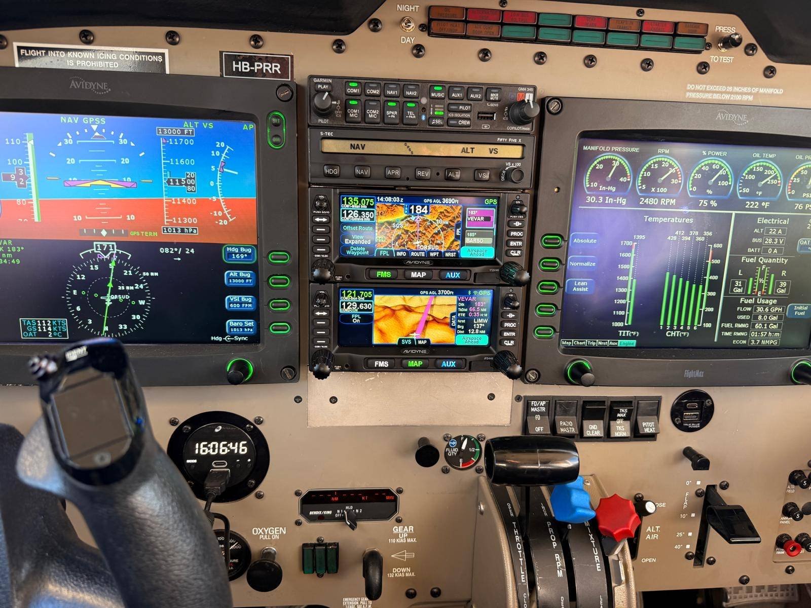 Cockpit Avidyne Entegra et pilote automatique S-TEC 55X