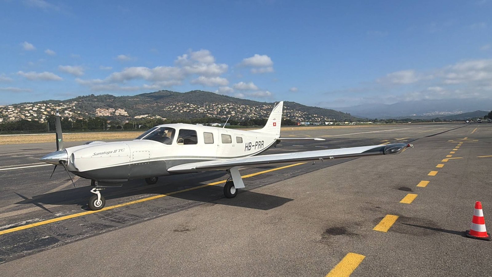 Piper Saratoga II TC HB-PRR sur le tarmac de Cannes-Mandelieu